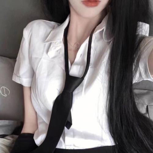 端盘子的姑娘